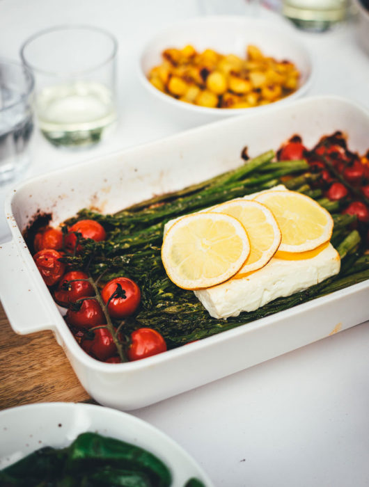 Rezept für leckeren Feta Spargel – statt Feta Pasta mit Spaghetti landen hier grüner Spargel, Tomaten und Feta in der Auflaufform. Vom Grill oder aus dem Ofen ist der Feta Spargel die perfekte Grillbeilage zum BBQ oder eine vegetarische Alternative zu gegrilltem Fleisch und Würstchen | moeyskitchen.com