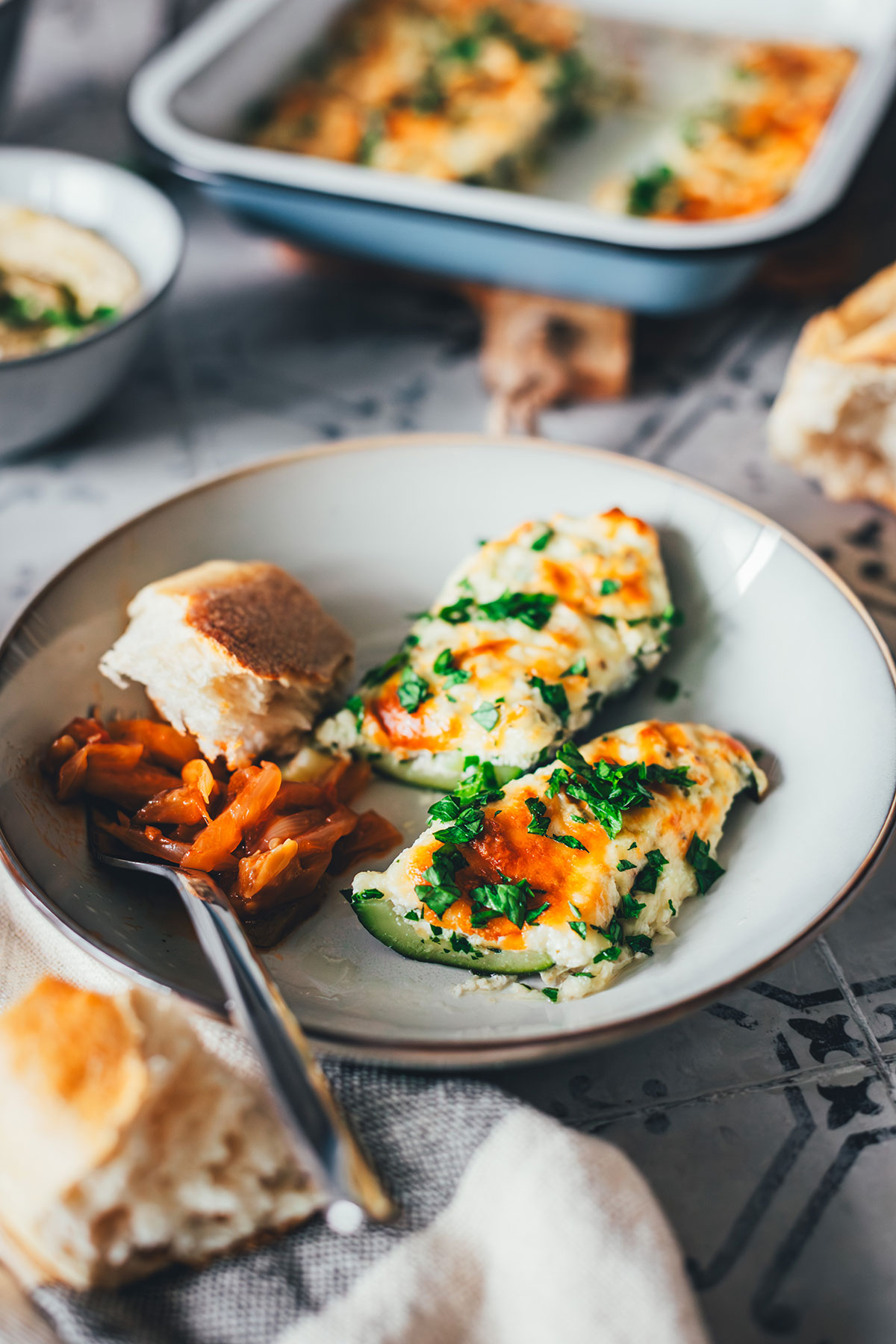 Mit Ricotta-Creme gefüllte und mit Mozzarella und Parmesan überbackene Zucchini!
Geht sie wieder los, die Zucchinischwemme? Dann hab ich hier ein neues, unkompliziertes und vor allem super schnelles Rezept für euch: vegetarisch gefüllte Zucchini! | moeyskitchen.com